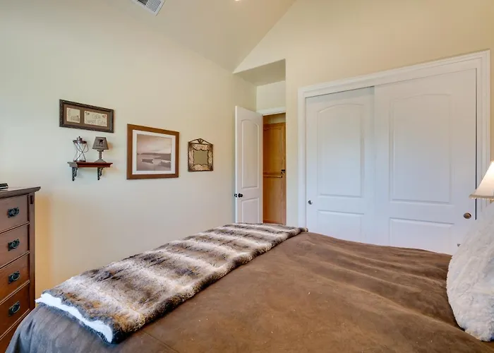 Furnished Decks & Grill: Peaceful Pioneer Home!