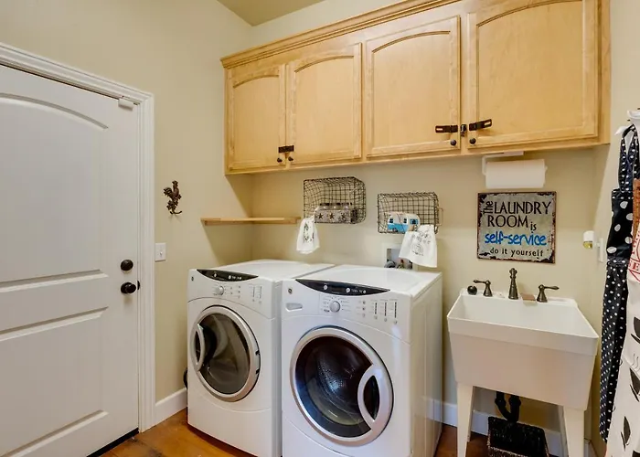Furnished Decks & Grill: Peaceful Pioneer Home!