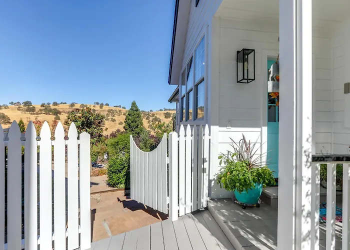 Steps To Sutter Creek: Chic Wine Country Cottage