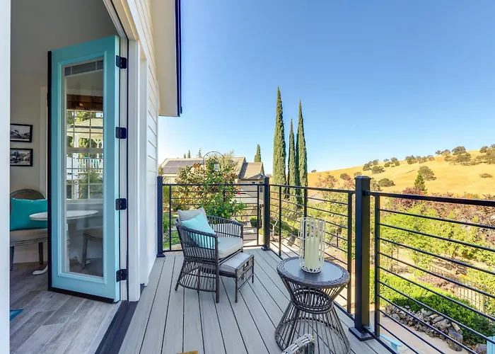 Steps To Sutter Creek: Chic Wine Country Cottage
