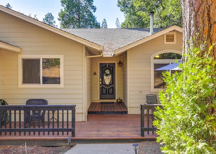 Forest-View Retreat: Grill & Fireplace In Sonora