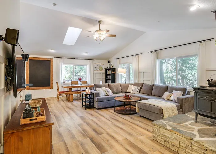 Forest-View Retreat: Grill & Fireplace In Sonora